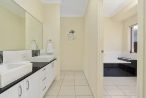 Bribie Bliss: Luxe Canal Living - Image 2