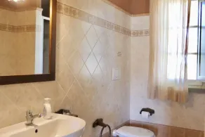 Trilocale 6 posti letto di mq 55, sono arredati in stile rustico ma elegante e sono disposti su due livelli.A piano terra angolo cottura attrezzato di stoviglie, forno, frigorifero con congelatore, Tv Sat, soggiorno con divano letto matrimoniale e camera - Image 2