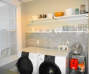 Downtown Victorian Flat Great Location and free Parking - Image 2