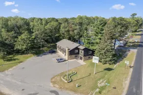 Pelican Lakes Motel - Image 3