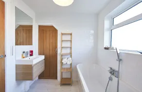Sunny Days: Beautiful Spacious 4 bed house - Image 4