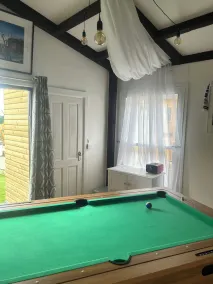 Unique getaway, surrounded by fields close to two great pubs. - Image 4