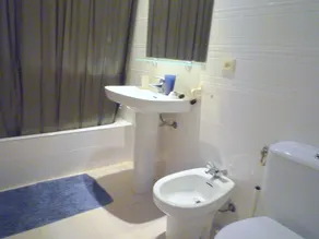 Semi-fritliggende hus med fantastisk havudsigt og fælles pool - Image 3