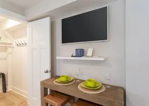 New, great for couples. Pets friendly, fenced backyard, close to beach and bay. - Image 2