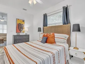 3-bedroom-2 Full Baths Beach House mnts to Central Beach & downtown - Image 5