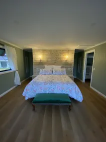 Q1 on Crestview, Adorable 1 Bedroom Farm Stay Cabin - Image 5