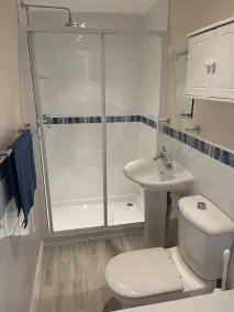 Beautiful 4 Bed house with large garden near the sea - Image 2