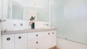Arlington 1 Two Bedroom Unit close to the beach - Image 3