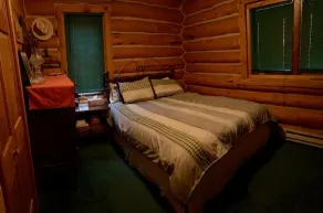 Log Home, secluded on a creek - Image 5