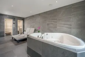 Countryside villa with spa, gym,  games room & large private garden - Image 2