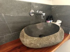 Secluded, luxury Rammed Earth Cabin - Image 3