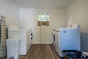 Cedar Blossom Bungalow is a cozy getaway with a 5 minute walk to downtown! - Image 2