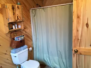 Hand gebautes Blockhaus am Fluss - drei Schlafzimmer, zwei Bäder auf privatem 6. 5 Acres - Image 2
