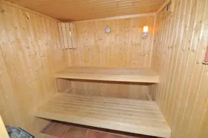 Chalet 'Les P'tits Loups', sur les pistes, sauna, grande terrasse ensoleillée. - Image 2