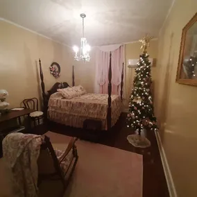 LA BELLE MAISON - Beautiful 1850 Historical home just across from Lions Park! - Image 2