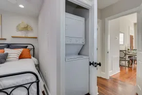 Stovall #4 Stylish 1 bedroom with private free parking - Image 4
