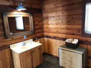 Secluded Lakefront Lodge in Iowa's Great Lakes - Image 4
