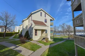 Lake view w/pools, hot tub & sauna!  Walk to old Magog. 10min drive to Mt Orford - Image 4