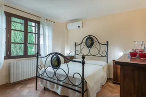 Umgeben von Grün und Natur, eine neu restaurierte Villa und ein Nebengebäude, ideal für eine Gruppe - Image 4