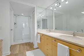 Beatiful apartment in Key Colony Condominium  - Image 2
