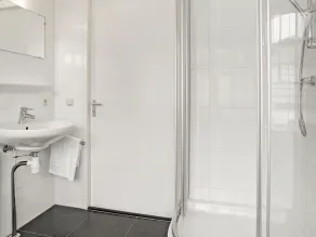 Spacious Holiday Home With Jetty - Image 3
