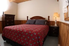 Comfortable 1 Bedroom Cabin with Added Loft, Full Kitchen & LIving Area - Image 2