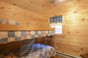 Nyrenoveret rustik hytte fører til søen - Image 4