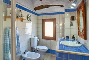 Spacious Cortijo in Lucena, Andalusia - 6 Bedrooms with Mountain Views - Image 4