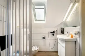 Picco 1: Modern Comfort Apartment with Balcony near Calmont Summit - Image 5