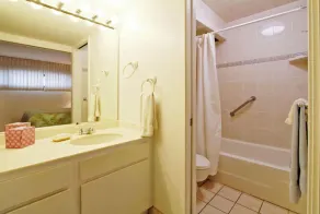 OceanFRONT, OPDATERET, 4. sal, 1BR Cali King, ikke-ryger, SHARP! - Image 2