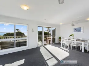Seacombe Grove, Ventnor with open fire, balcony stunning ocean views - Image 5