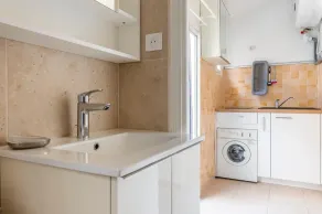 A quiet and cosy rental in the town centre with views over the sea - Image 3
