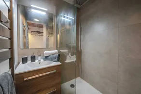 2 bedroom apartment with parking and balcony - Image 2
