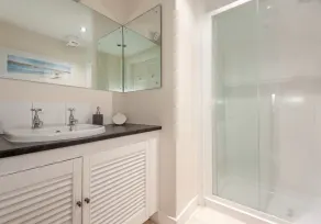 An elegant two-bedroom apartment in the heart of the city. Sleeps 4. - Image 4