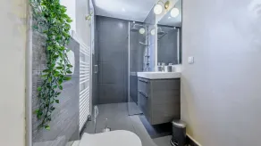 Exclusive, spacious and central! - Image 3