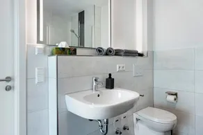 Apartamento Donautal – Espaçoso no 1.º andar com varanda e lago para nadar - Image 2