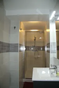 Comfortable renovated family home on wooded grounds & private parking - Image 3