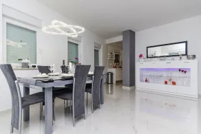 FLEXIBLE ARRIVAL! Fantastic penthouse with terrace and sea view, three bedrooms - Image 4