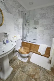 Castillo georgiano con vistas al lago privado - Image 2