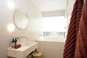 Warm and welcome three bedroom home with full kitchen, walking distance to town. - Image 3