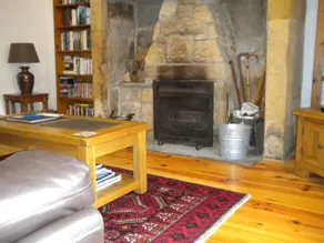 Freistehendes Ferienhaus mit privatem ummauerten Garten - Image 4