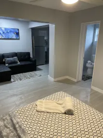 Spacious studio, 2 blks walk to Ave, close to beach, pets allowed, free parking - Image 2