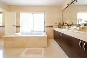 Private villa with breathtaking views - Image 2