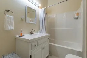 In City, Airy Cheerful Bungalow, Homey with a Fire Pit and enclosed yard. - Image 3