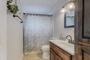 Comfortable 3-bedroom home with spacious backyard - Image 3