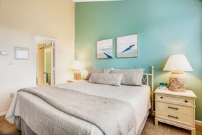 Ocean-view 4th-floor condo with balcony, outdoor pool & central AC - Image 5