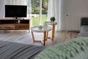 These romantic wooden chalets can hold 4-5 people, and are detached and decorated with comfort. In the comfortable living room, you will find the seating- and dining area. The chalet has 2 bedrooms. - Image 5