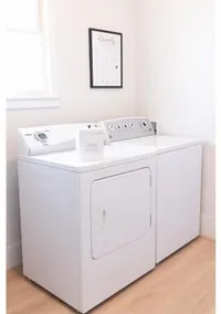 Beautiful Home. W/Hot Tub. Great Location - Image 2