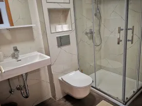 Spacious apartment with beautiful marina and sea views - Image 2