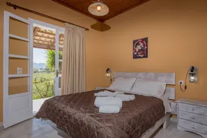 4 villas in a green vineyard - Image 5